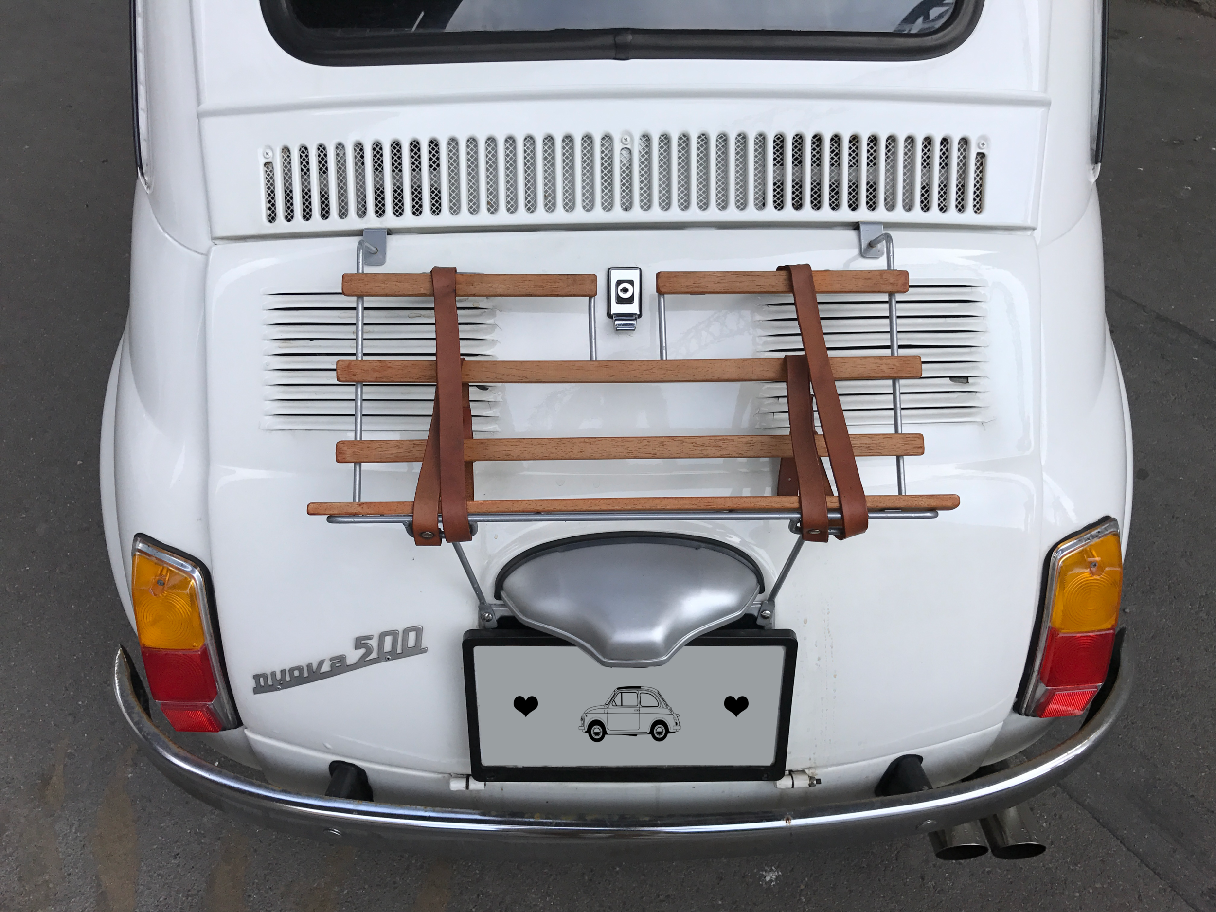 Fiat 500 - Heck mit Gepäckvorrichtung aus Holz und Lederbändern